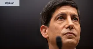 Kevin Warsh 在美联储总部新闻发布会上讲话，背景为FOMC标志与降息/加息利率路径图