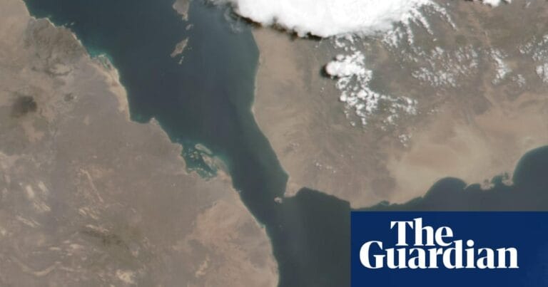 曼德海峡与红海南端水道卫星图，红色箭头标示胡塞武装威胁的沙特油轮改道路线及Abqaiq-Yanbu管道出口方向