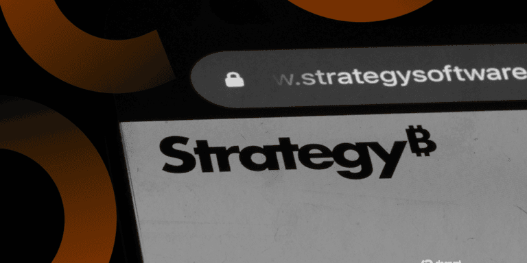 Strategy 公司橙色调标志，象征其作为全球最大比特币金库公司的市场定位