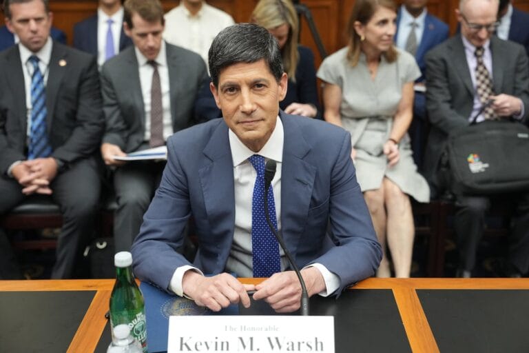 美联储主席凯文·沃什在国会听证会上就通胀和利率路径发表证词