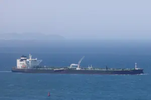 WTI原油升水突变与美国原油出口示意图，背景为油轮与炼厂设施