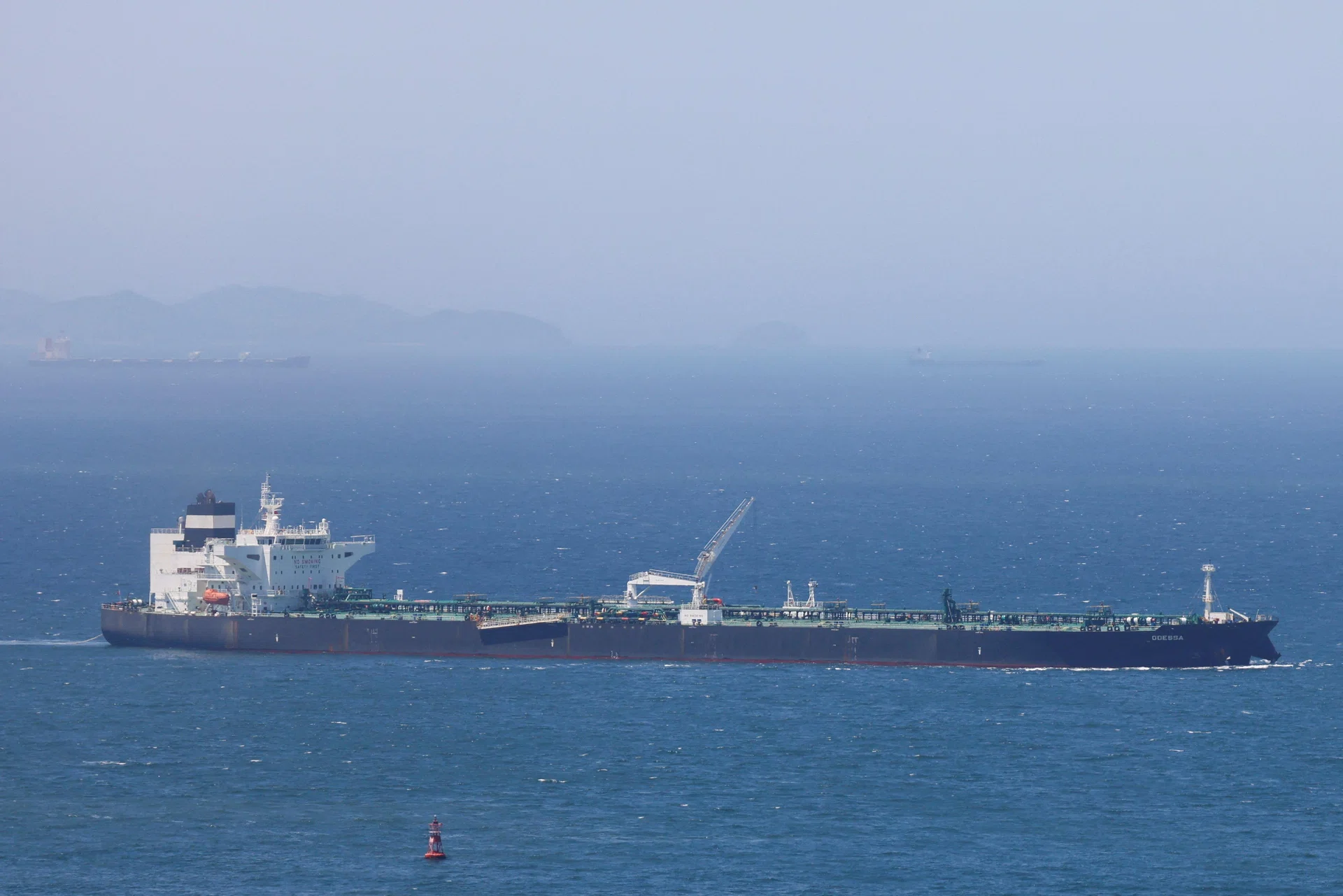 美国墨西哥湾沿岸油轮与炼厂设施，呼应WTI升水翻盘与美国原油出口创纪录的物理紧缺主题