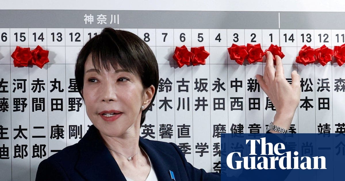 高市早苗出席公开活动的新闻照片，文章围绕其370万亿日元投资计划对JGB与日元的传导影响展开
