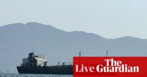 2026年4月一艘LNG油轮在马六甲海峡航行，背景为美伊暂停互击后欧洲TTF天然气价格回落