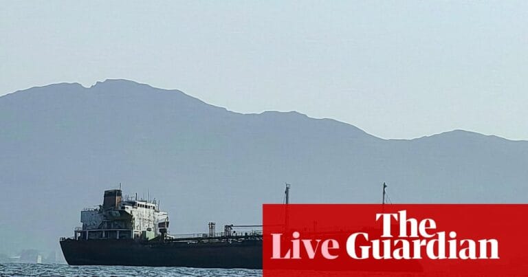 2026年4月一艘LNG油轮在马六甲海峡航行,背景为美伊暂停互击后欧洲TTF天然气价格回落