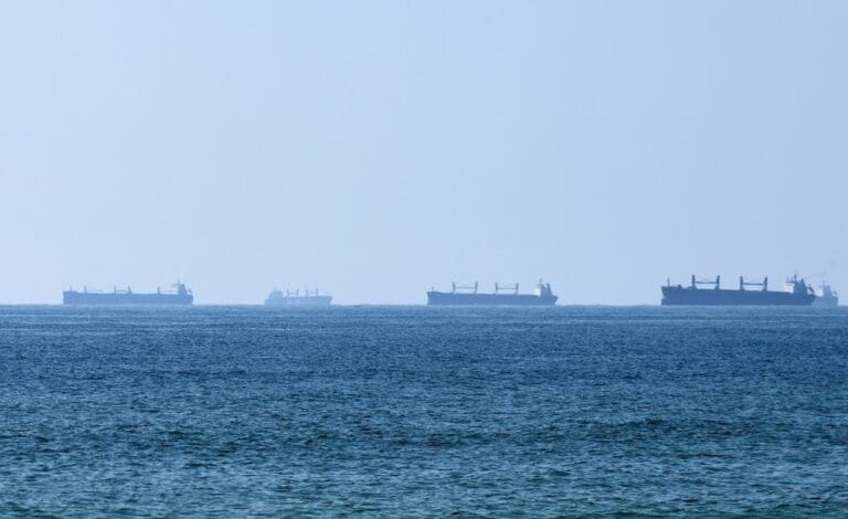 霍尔木兹海峡油轮与货船在停火窗口下仍维持低位通行