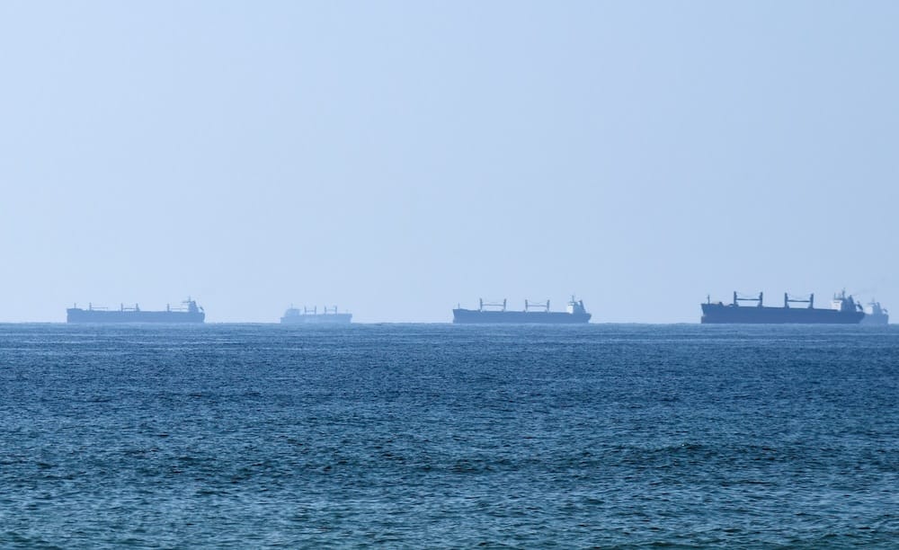 霍尔木兹海峡油轮与货船在停火窗口下仍维持低位通行