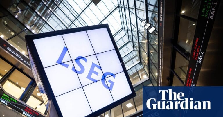 伦敦证券交易所内FTSE 100指数行情显示屏幕