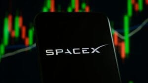 2026年7月22日美股盘前场景：原油运输船与SpaceX标识并列，背景为下跌的股指期货走势