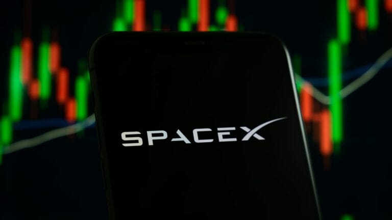2026年7月22日美股盘前场景：原油运输船与SpaceX标识并列，背景为下跌的股指期货走势