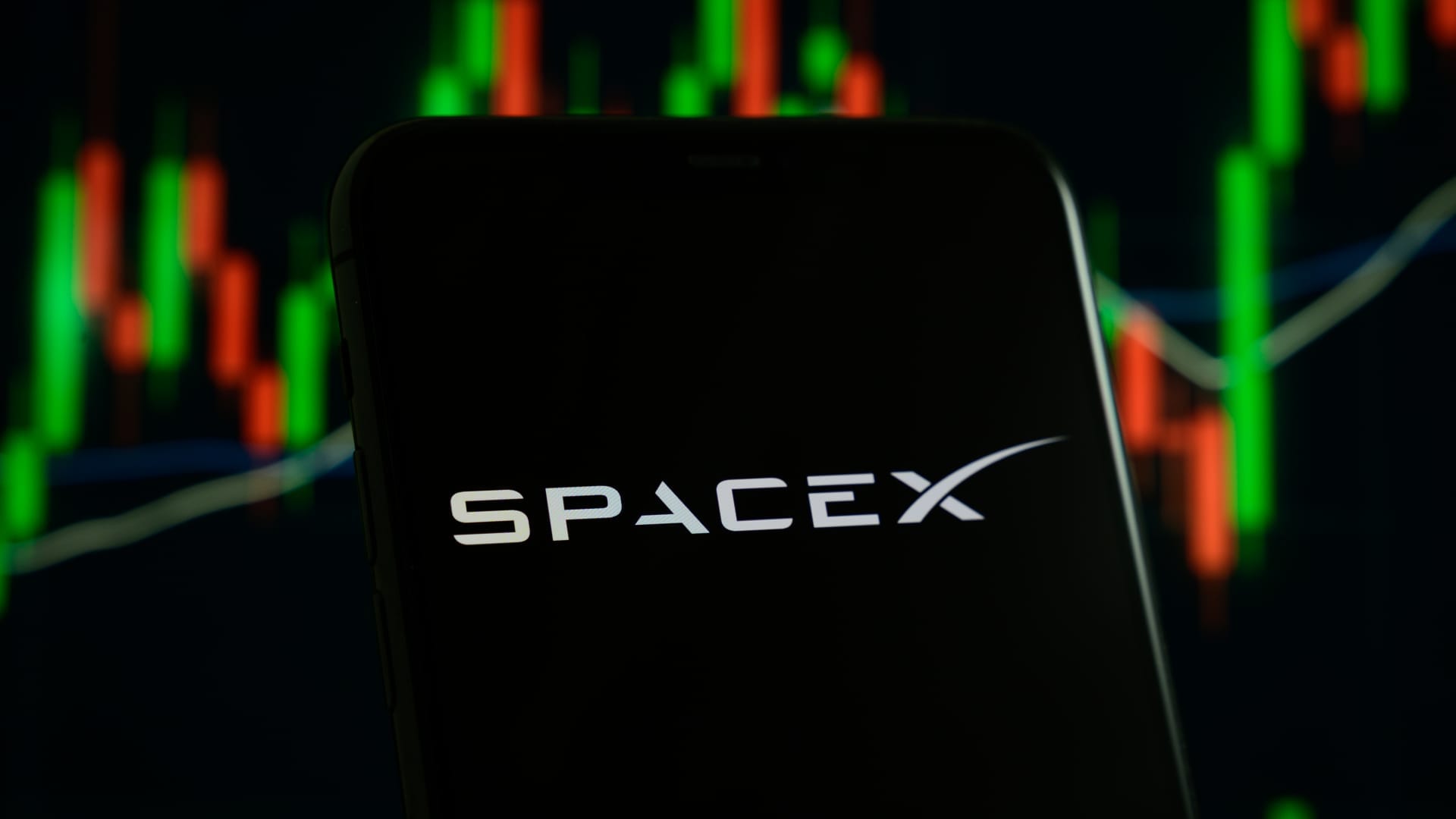 2026年7月22日美股盘前场景：原油运输船与SpaceX标识并列，背景为下跌的股指期货走势