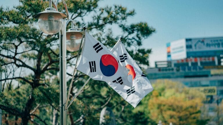 韩国 KOSPI 指数两日暴跌与比特币价格走势叠加的跨资产对比图