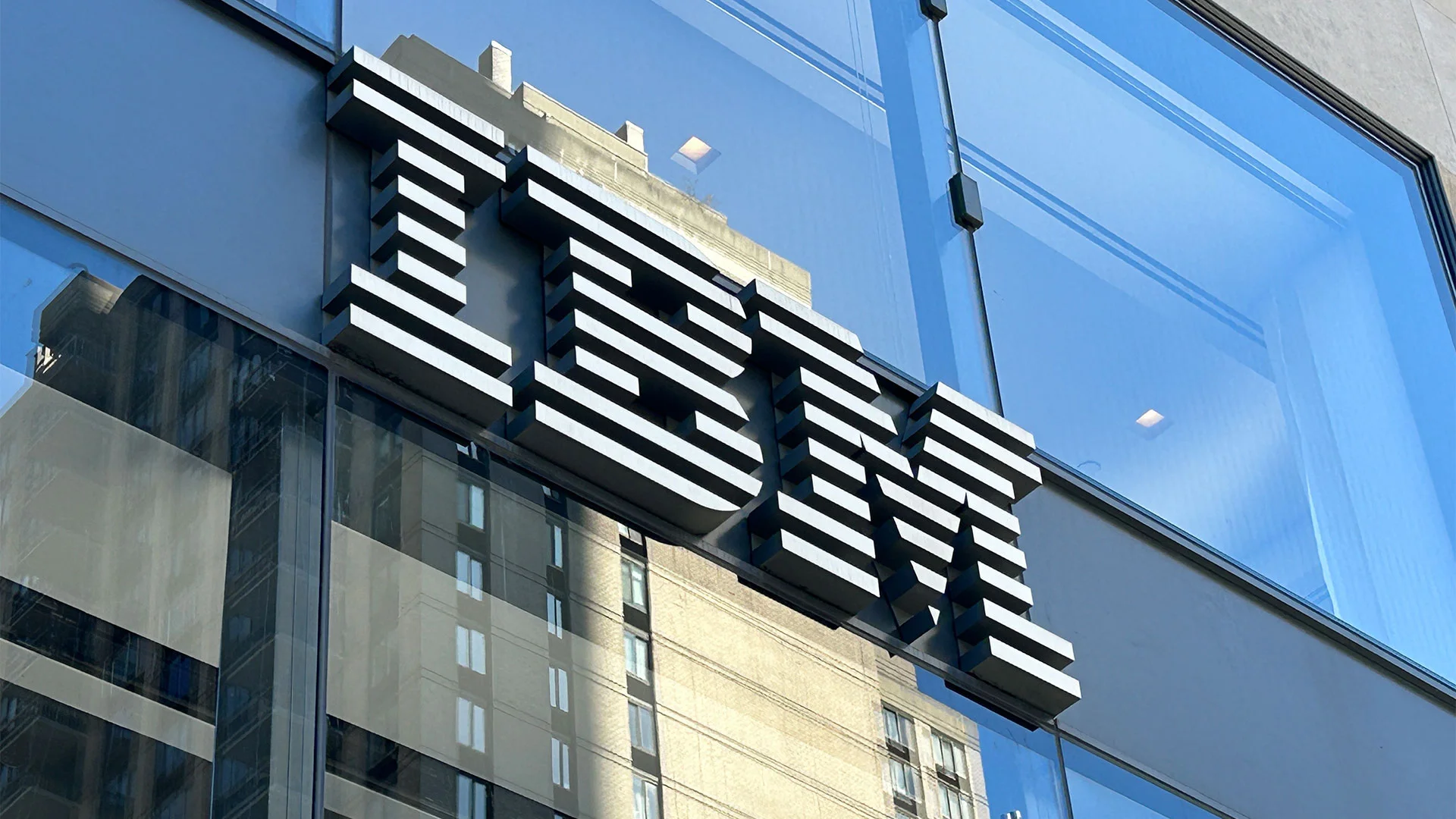 IBM股价暴跌，显示AI盈利预警对市场冲击