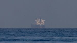 美国财政部OFAC徽章与霍尔木兹海峡地图叠加,象征加密支付合规边界与能源咽喉风险