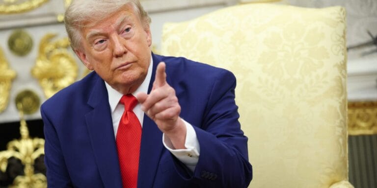 美国财政赤字与关税收入缺口示意图:CRFB测算债务率路径从120%上修至122%