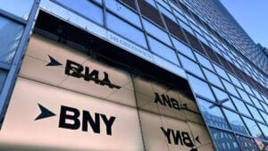 BNY 办公大楼外景，象征传统托管银行向加密资产服务扩张