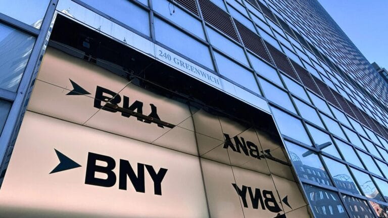 BNY 办公大楼外景，象征传统托管银行向加密资产服务扩张