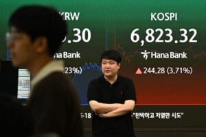首尔Hana Bank总部外汇交易室，屏幕上显示韩国综合股价指数KOSPI，摄于2026年8月13日。