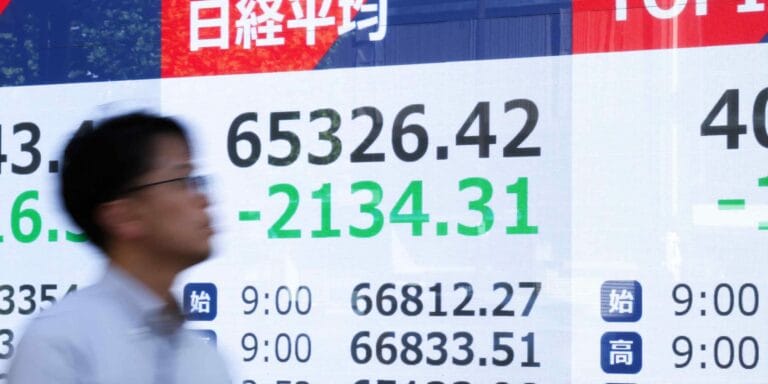 2026年8月19日东京某券商显示屏上的日经225指数行情