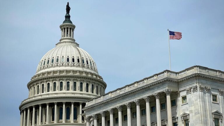 美国国会大厦外观，参议院夏季休会前 Clarity 法案立法进度不明