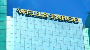 富国银行办公楼外景与链上企业结算概念示意图