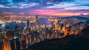 香港夜景与稳定币跨境结算概念图,代表 HKDAP 首次进入机构级跨境贸易场景