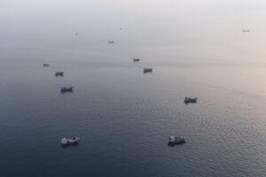 2026年6月27日，油轮停泊在阿曼北部穆桑代姆半岛附近的霍尔木兹海峡海域（彭博/AFP图）