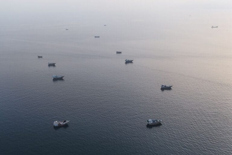 2026年6月27日,油轮停泊在阿曼北部穆桑代姆半岛附近的霍尔木兹海峡海域(彭博/AFP图)