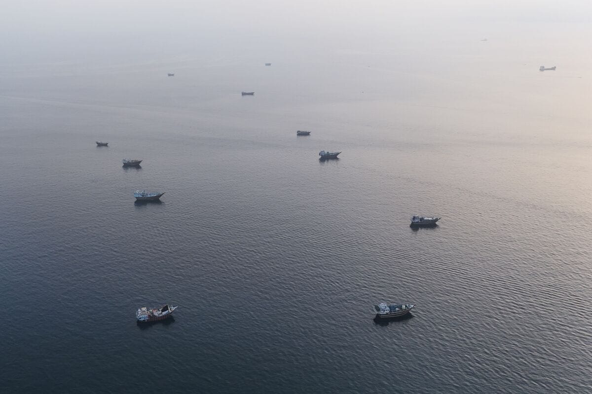 2026年6月27日,油轮停泊在阿曼北部穆桑代姆半岛附近的霍尔木兹海峡海域(彭博/AFP图)——本文核心讨论的能源咽喉通道