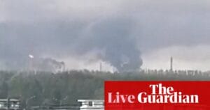 乌克兰无人机打击俄罗斯鞑靼斯坦Taneko炼油厂后现场浓烟升起的画面