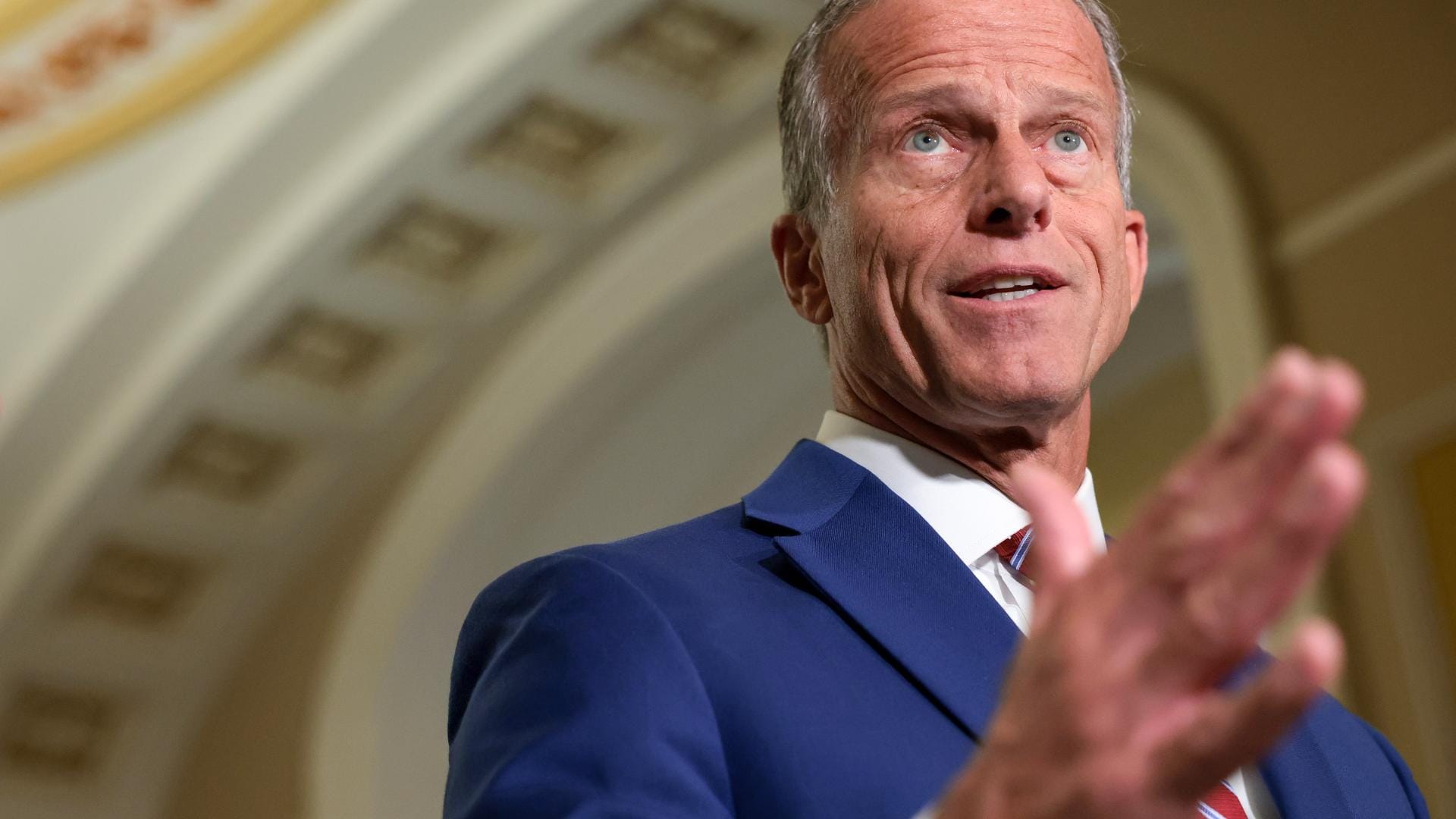 美国参议院多数党领袖 John Thune 在国会的程序性动议场景