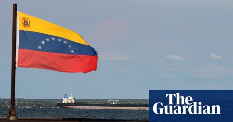 委内瑞拉马拉开波一处石油码头前的国旗与油轮,Anadolu/Getty Images摄