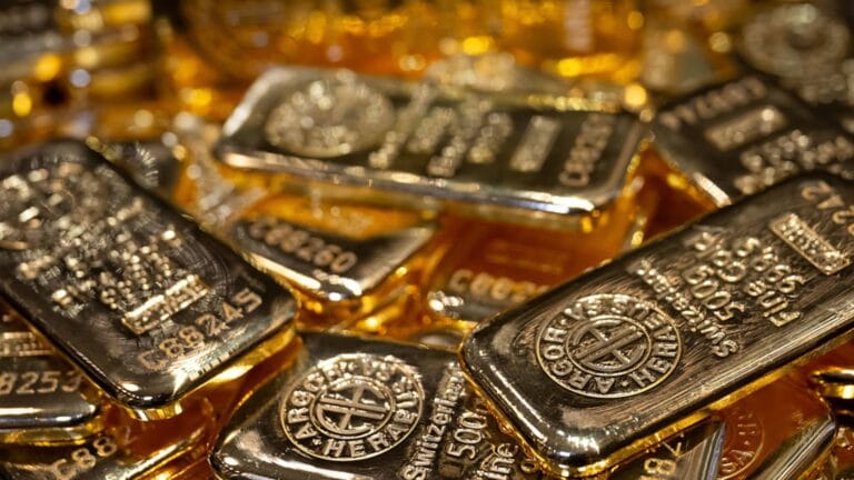 黄金期货周线图：本周累涨约4.7%，逼近三个月高点
