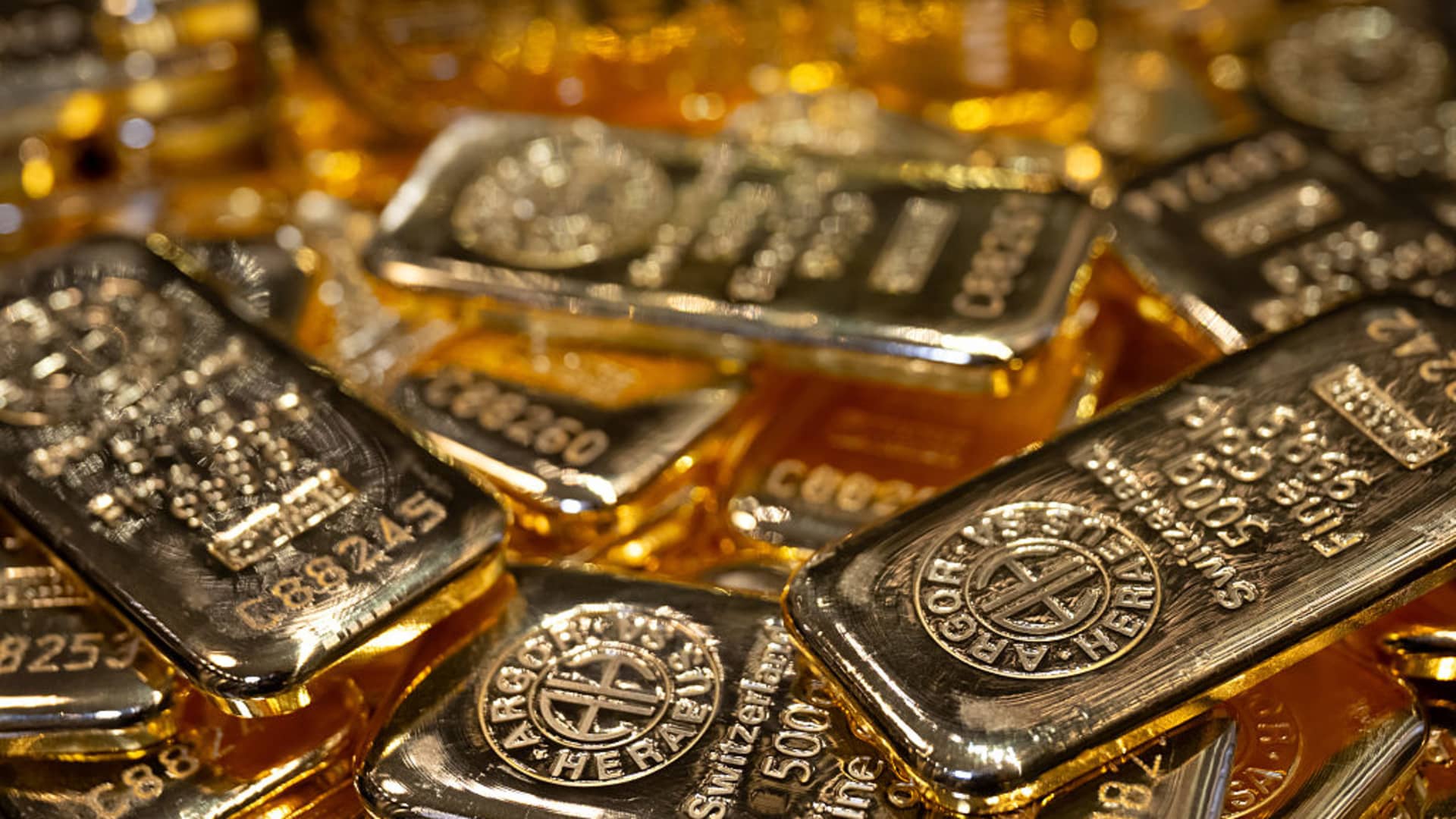 黄金期货周线图:本周累涨约4.7%,逼近三个月高点