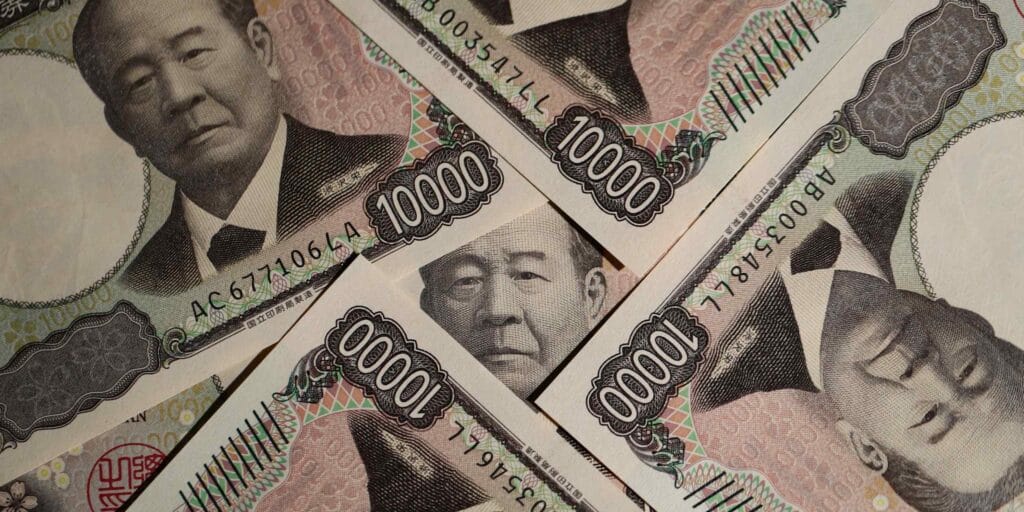 2026年8月日美联合干预日元背景下的USD/JPY走势与政策风险溢价变化示意图