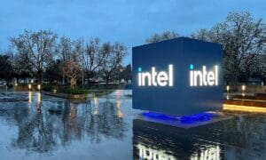 Intel 总部水面上的 Intel 标识立方体夜景