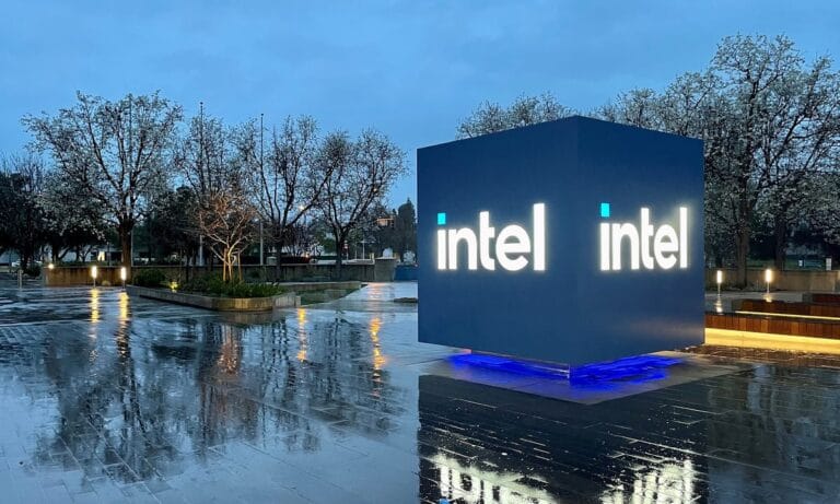 Intel 总部水面上的 Intel 标识立方体夜景