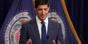 美联储主席Kevin Warsh在7月29日记者会上发言，背景为Federal Reserve Headquarters发布会讲台