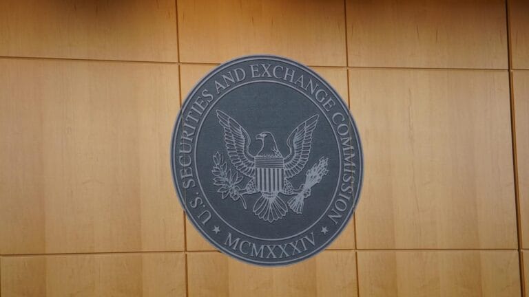CoinDesk 报道配图，SEC 总部与监管文件相关视觉元素