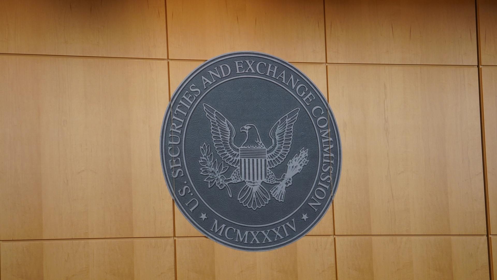SEC 暂停 Nasdaq 比特币指数期权 QBTC 上市、CME 提出 CFTC 管辖权挑战的监管报道配图