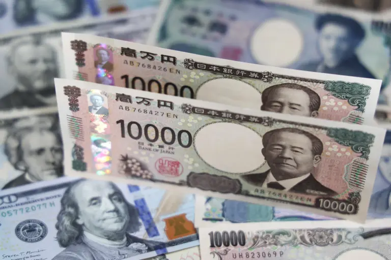 美元兑日元汇率走势示意图:4月30日日本干预前美元兑日元接近160.72,干预后回落至约155,7月再次跌破163