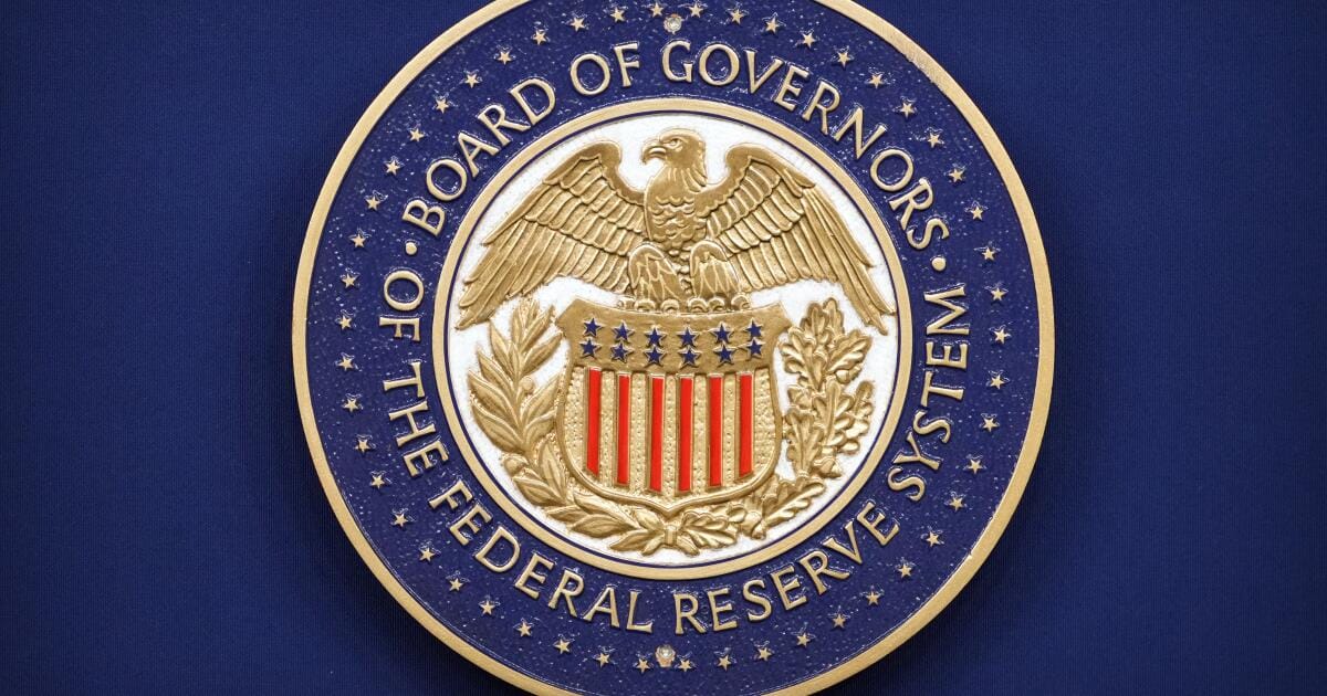 美联储理事会徽标与白宫通知信的并置示意图,背景为美联储大楼外立面