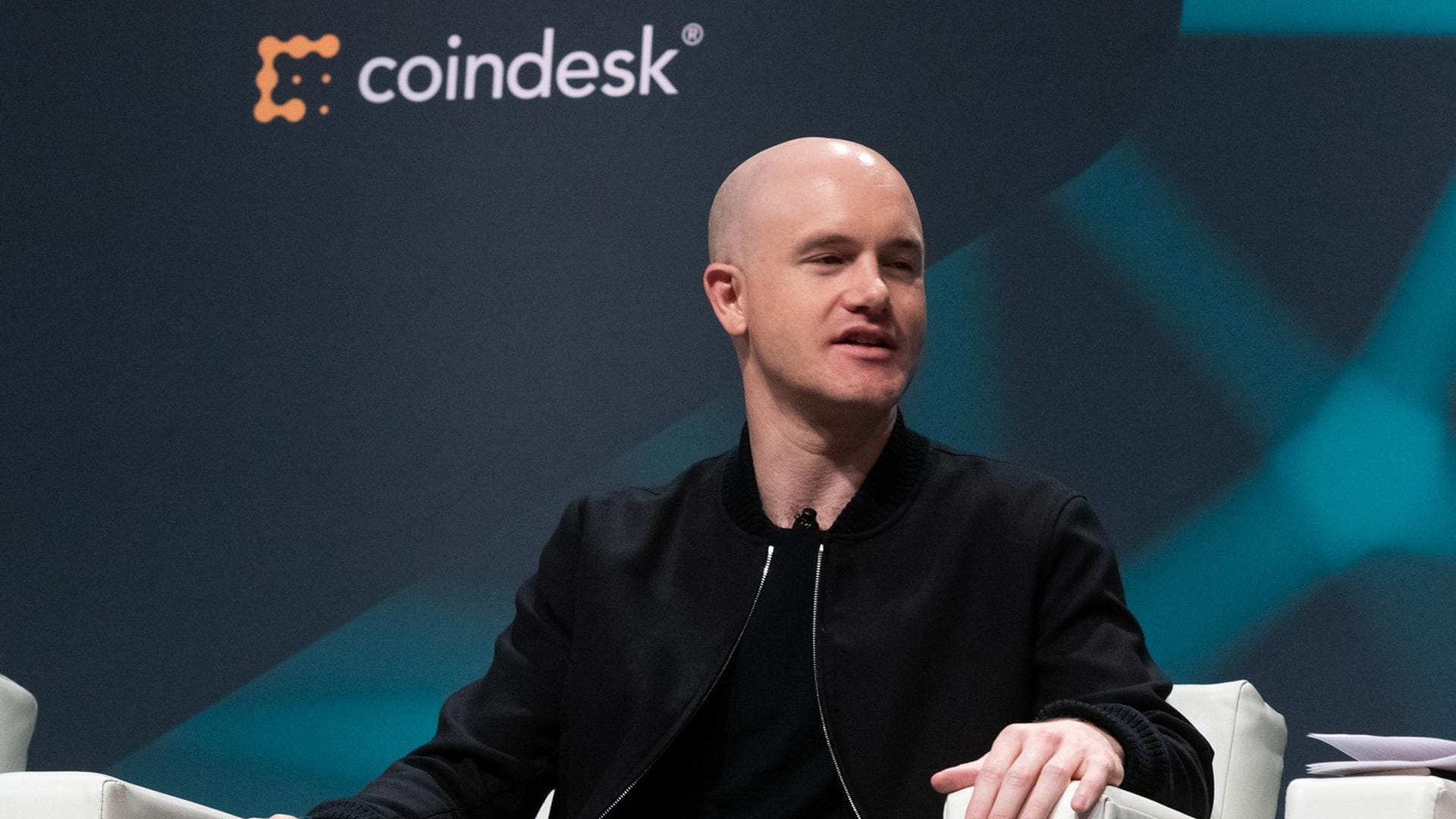 SEC 五年期代币化股票创新豁免框架示意图,Coinbase CEO Brian Armstrong 受访照片