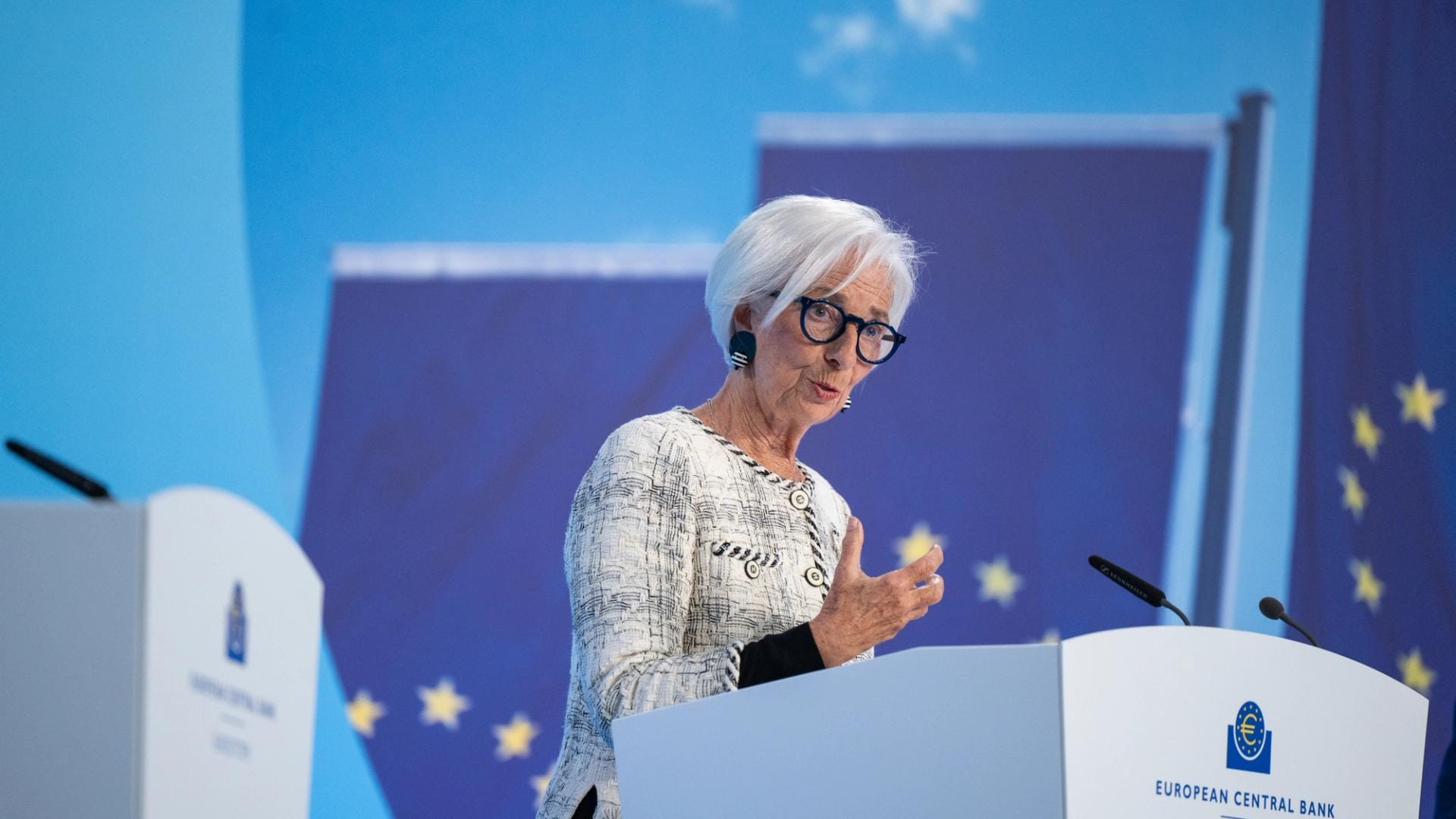 欧洲央行行长 Christine Lagarde 在新闻发布会发言,配图由 ECB Press 提供