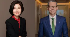 渣打银行标志与人民币、美元纸币并置，背景为亚洲城市天际线