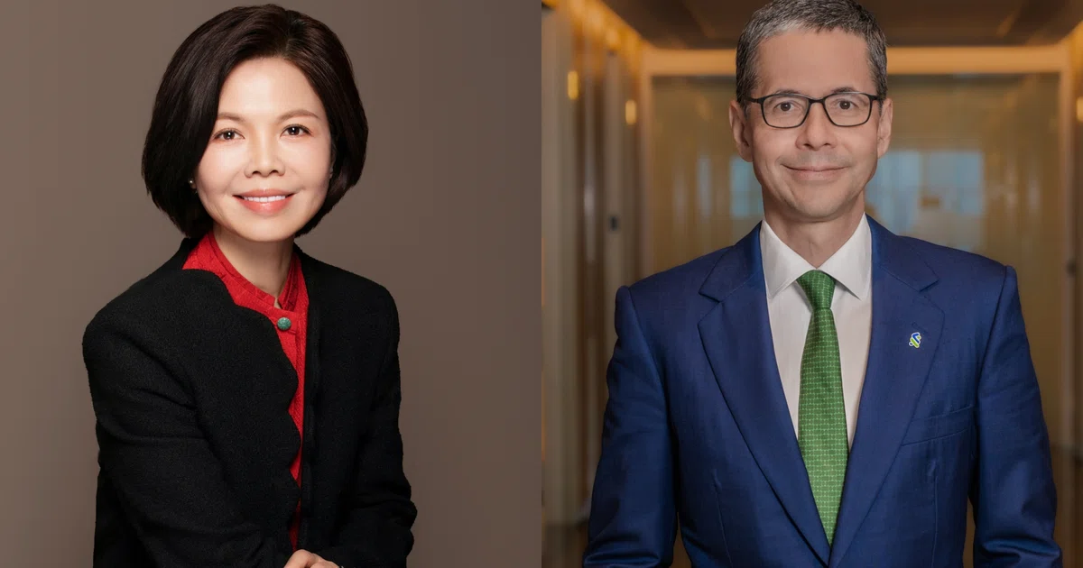渣打银行标志与人民币、美元纸币并置,背景为亚洲城市天际线,呼应人民币国际化主题