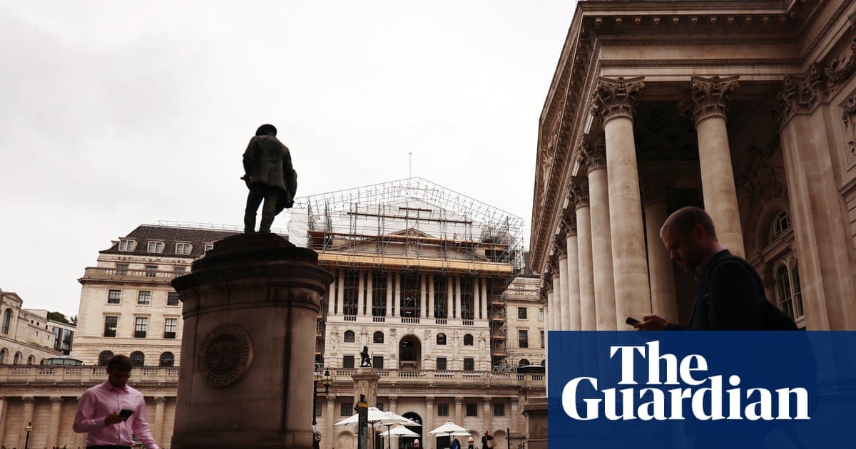 英国债务管理办公室在伦敦金融城发布30年期国债拍卖结果,屏幕上显示5.82%中标利率,象征全球长端利率同步重新定价的关键信号