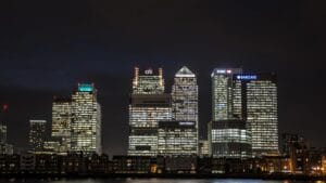 英国金丝雀码头金融区天际线，背景为代币化存款与DLT基础设施概念
