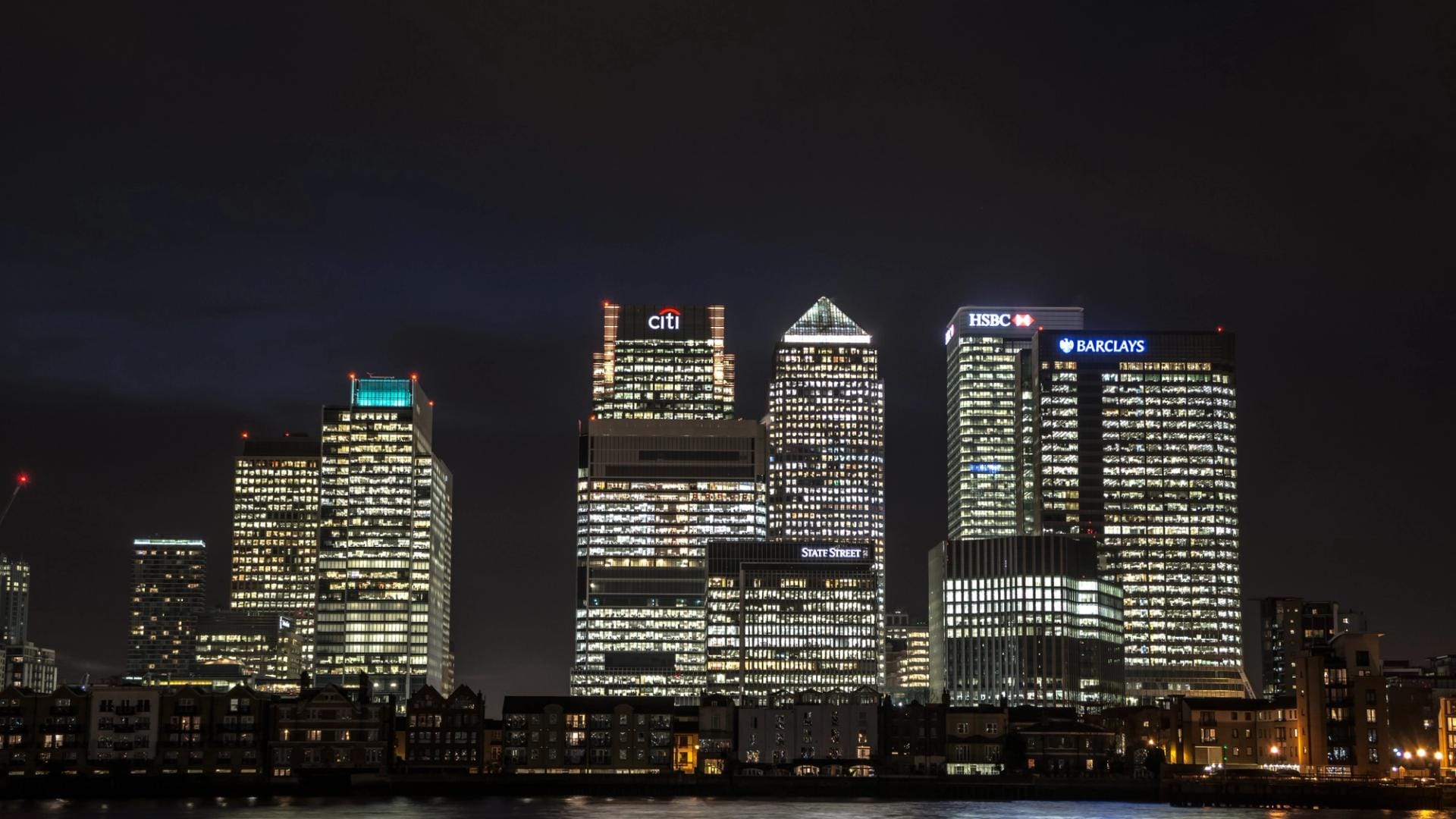 英国伦敦金丝雀码头金融区天际线照片，视觉化代币化英镑存款跨行结算试点的金融中心场景