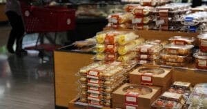 美国通胀报告与油价、长期利率、美联储分歧背景示意图